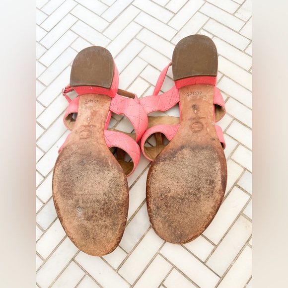 Chanel pink quilted sandals - Picture 2 of 4